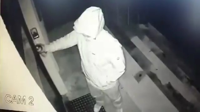 W nocy z soboty na niedzielę nieznany sprawca zdewastował drzwi biura poselskiego Prawa i Sprawiedliwości w Szczecinie.