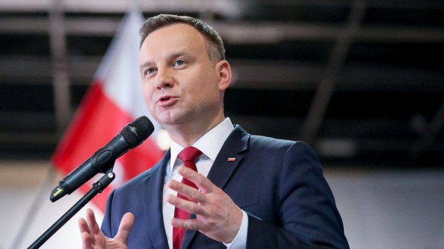 Prezydent Andrzej Duda weźmie udział w kolejnej debacie przed planowanym na przyszły rok referendum dotyczącym nowej konstytucji. Konferencja pod hasłem Wspólnie o Konstytucji, wspólnie o ustroju państwa rozpocznie się o godz. 13.00 w Pałacu Prezydenckim w Warszawie. Podczas debaty przewidziano wystąpienie prezydenta.