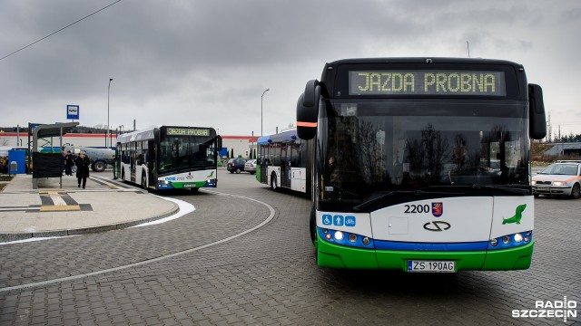 Pętla autobusowa przy ulicy Turkusowej w Szczecinie gotowa - w obecności przedstawicieli wykonawcy, Wydziału Inwestycji Miejskich oraz Zarządu Dróg i Transportu Miejskiego rozpoczął się odbiór inwestycji, która kosztowała ponad 9,5 miliona złotych. Przy pętli tramwajowej powstały nowe perony, parking dla samochodów i drogi dojazdowe. Budowę skończyliśmy - powiedział przedstawiciel wykonawcy spółki Musing Mateusz Dąbrowski.