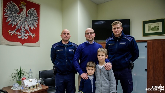 Wiózł rodzącą żonę do szpitala, utknął w korku, więc zadzwonił na policję. Funkcjonariusze przyjechali na miejsce i na sygnale eskortowali rodziców na porodówkę. Historia jak z filmu wydarzyła się naprawdę w Szczecinie.