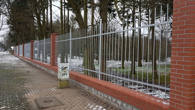 Zakończył się remont części ogrodzenia Cmentarza Centralnego w Szczecinie.