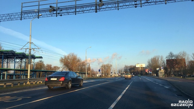 Szczeciński buspas przy ulicy Gdańskiej został udostępniony kierowcom. Z lewego, skrajnego pasa nitki wjazdowej do miasta od środy mogą korzystać już wszyscy zmotoryzowani.