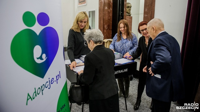 700 dzieci ma rodziców dzięki działalności Ośrodka Adopcyjnego Stowarzyszenia Rodzin Katolickich ze Szczecina. W środę ośrodek obchodził 20 lat istnienia i - jak twierdzi jego dyrektorka - Sylwia Flanc-Kowalewska o pomoc zgłasza się do niego coraz więcej rodziców.
