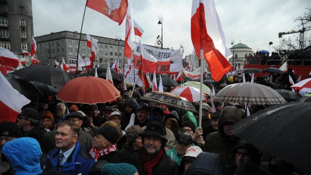 Prezes PiS Jarosław Kaczyński powiedział, że wprowadzenie stanu wojennego nie rozbiło społeczeństwa. Na placu Trzech Krzyży w Warszawie odbyły się obchody 36. rocznicy wprowadzenia stanu wojennego. Prezes PiS przypomniał, że komunistyczne władze dały wtedy niektórym grupom zawodowym ogromne przywileje, by rozbić jedność wśród Polaków i ich sprzeciw wobec reżimu.