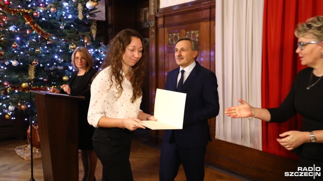 Ponad 180 uczniów szkół średnich z regionu otrzymało w czwartek stypendia Prezesa Rady Ministrów. Wyróżnienie otrzymali najlepsi uczniowie w swojej szkole - nagrodzono tych z najwyższą średnią i wybitne wyniki w nauce.