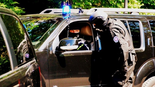 Sąd tymczasowo aresztował 3 podejrzanych członków międzynarodowej zorganizowanej grupy przestępczej specjalizującej się w wyłudzeniach VAT na wielką skalę - poinformowało Centralne Biuro Antykorupcyjne. Udaremniono wyłudzenie 187 milionów złotych ze Skarbu Państwa. CBA zatrzymało kierownictwo grupy.