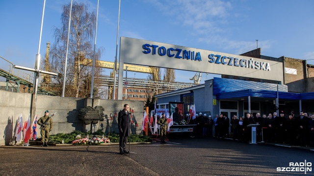 W grudniu 1970 władza pokazała prawdziwą twarz - mówił premier Mateusz Morawiecki. Szef rządu uczestniczył w obchodach rocznicy masakry robotników w Szczecinie sprzed 47 lat. Od kul milicji zginęło wtedy 16 osób, a ponad sto zostało rannych.