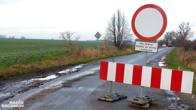 Dobiegł końca remont ponadkilometrowego odcinka drogi między Stobnem a Będargowem. Z powodu regularnego zalewania drogi przez wody spływające z okolicznych pól starostwo powiatowe w Policach zmuszone było zamknąć trasę.