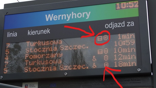 Co oznaczają znaki wyświetlane od kilku dni na elektronicznych tablicach z rozkładem jazdy - zastanawiali się szczecinianie. Zarząd Dróg i Transportu Miejskiego wyjaśnia: to podpowiedzi dotyczące biletomatów montowanych w pojazdach.