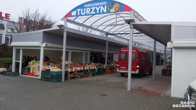 Kupcy handlujący na szczecińskim Rynku Centrum przenoszą się już do nowych pawilonów. Ich budowa, która kosztowała około 3 i pół miliona złotych, przedłużyła się o pół roku.