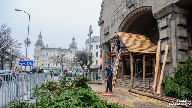 Biblijne postaci, zwierzęta, wspólnie śpiewane kolęd - przed Sanktuarium Najświętszego Serca Pana Jezusa ruszyły prace nad żywą szopką.