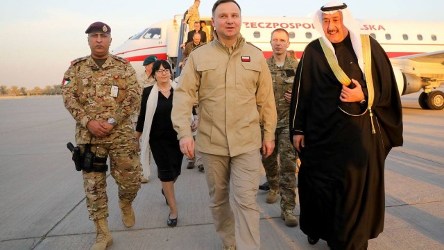 Prezydent Andrzej Duda z przedświąteczną wizytą u żołnierzy w Kuwejcie. Zwierzchnik sił zbrojnych spotkał się z dowództwem kontyngentu, który stacjonuje w bazie lotniczej Al Jaber.