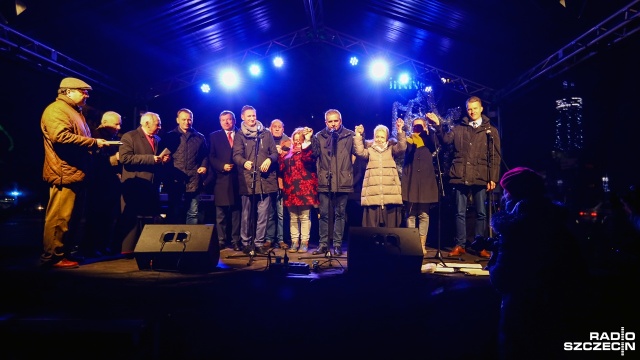 300 osób podzieliło się w czwartek opłatkiem na placu Solidarności. Wigilię wolności zorganizował marszałek województwa Olgierd Geblewicza.