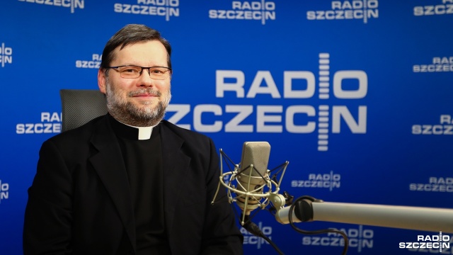 Gest pozostawienia miejsca dla niespodziewanego gościa przy wigilijnym stole ma dziś postać wigilii dla bezdomnych - tak mówi kanclerz Kurii Metropolitalnej Szczecińsko-Kamieńskiej.