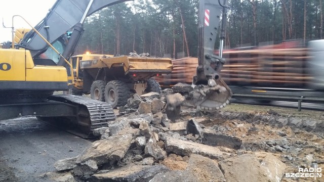 Z odcinka podszczecińskiej autostrady A6, między zjazdem na Dąbie, znikają pokruszone wcześniej betonowe płyty pamiętające jeszcze lata 30. Na sporym odcinku widać już tylko piasek, na którym były położone.