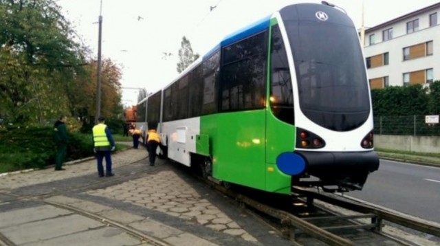 Dwa nowe, częściowo niskopodłogowe tramwaje trafią do Szczecina. Składy przyjadą w częściach i na miejscu zostaną złożone przez pracowników Tramwajów Szczecińskich. Nowy tabor ma wyjechać na torowiska w drugiej połowie 2018 roku.