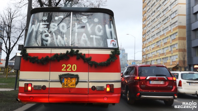 Niecodzienną przejażdżkę zabytkowym autobusem zorganizowało mieszkańcom Szczecińskie Towarzystwo Miłośników Komunikacji Miejskiej. Autobus marki Autosan był udekorowany w odświętny strój - płatki śniegu, czapeczki mikołaja i gałązki świerkowe.