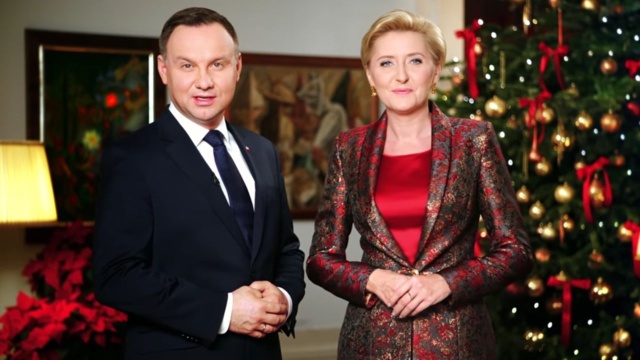 Prezydent Andrzej Duda z małżonką Agatą Kornhauser-Dudą złożyli Polakom życzenia z okazji Bożego Narodzenia.