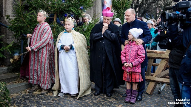 Niech te święta będą narodzinami nieśmiertelnej miłości - życzył mieszkańcom Szczecina przy żywej szopce, obok sanktuarium Najświętszego Serca Pana Jezusa, ks. abp Andrzej Dzięga, metropolita szczecińsko-kamieński.