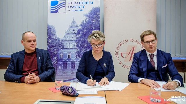 Będą wspólnie popularyzować wiedzę o najnowszej historii Polski, a także krzewić postawy patriotyczne. Po to właśnie Kuratorium Oświaty w Szczecinie, Archiwum Państwowe i szczecińska Fundacja Polskich Wartości podpisały porozumienie w sprawie współpracy.