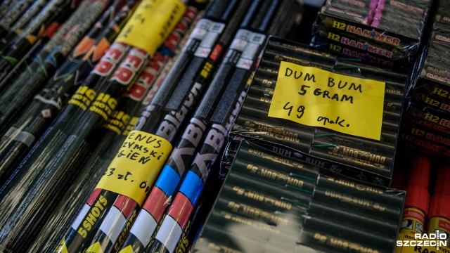 Kontrole stoisk z fajerwerkami rozpoczęte. Policja, straż pożarna i straż miejska sprawdza legalność sprzedawanych produktów, a także czy nie trafiają bezpośrednio do dzieci.