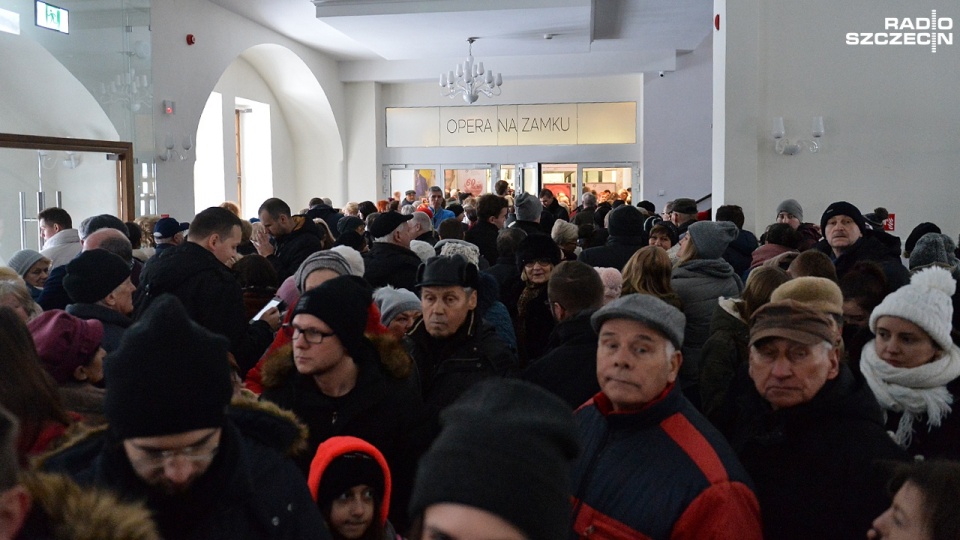 Kolejka do kas Opery na Zamku po bilety za 60 groszy. Fot. Łukasz Szełemej [Radio Szczecin]