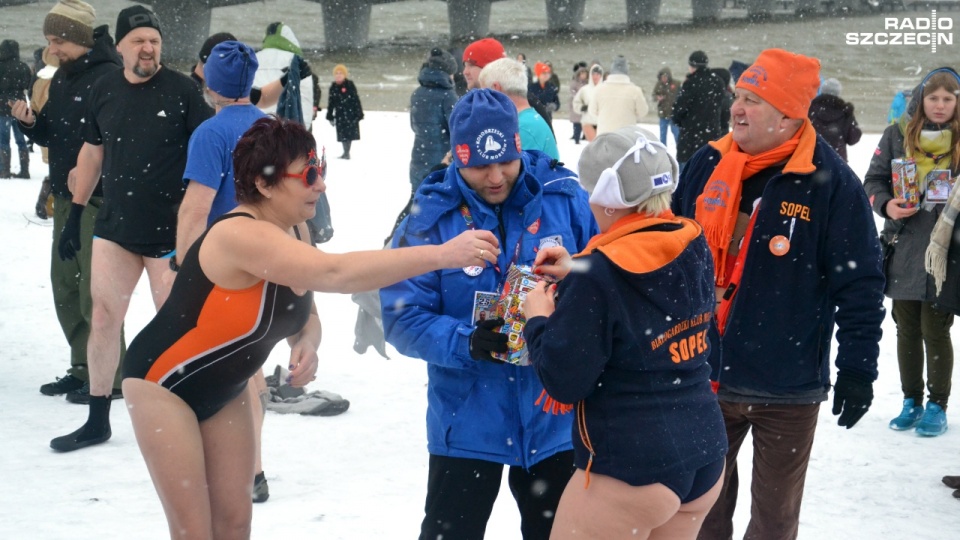 Mimo padającego śniegu wolontariuszy spotkać można między innymi na plaży, gdzie kwestowały miejscowe morsy. Fot. Przemysław Polanin [Radio Szczecin]