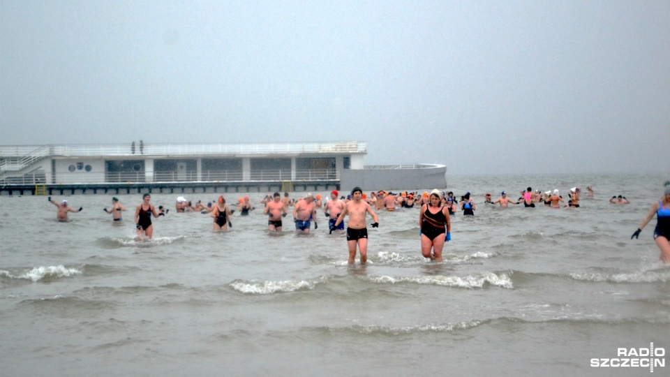 Jak mówią sami wolontariusze - puszki szybko się zapełniają. Fot. Przemysław Polanin [Radio Szczecin]