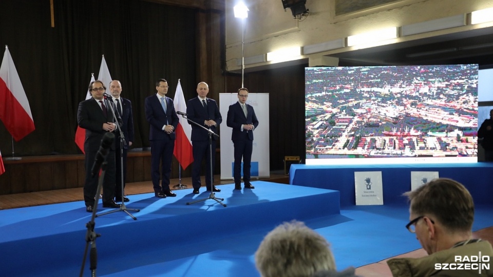 Zawarcie transakcji oficjalnie ogłosili w poniedziałek w Szczecinie: wicepremier i minister rozwoju Mateusz Morawiecki, minister obrony narodowej Antoni Macierewicz oraz minister gospodarki morskiej i żeglugi śródlądowej Marek Gróbarczyk. Fot. Weronika Ły