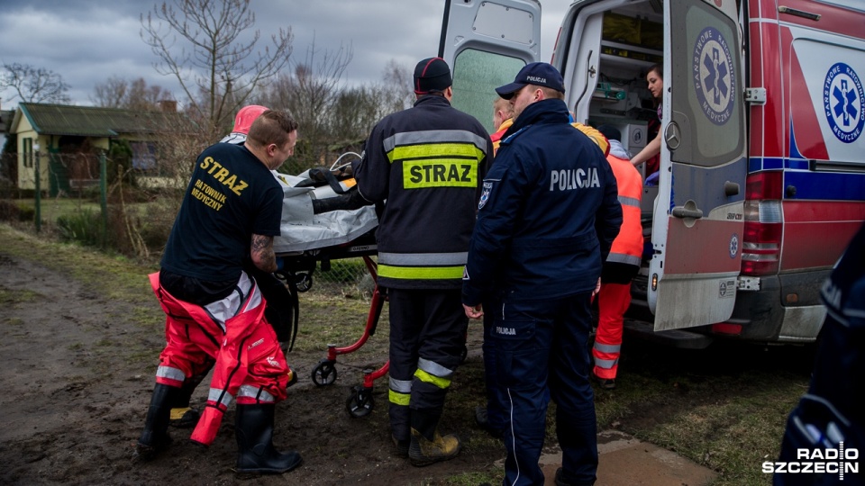 Trwa walka o życie chłopców, którzy wpadli pod lód. Fot. Olaf Nowicki [Radio Szczecin]
