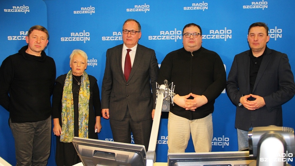 Goście "Kawiarenki politycznej" Radia Szczecin i prowadzący Piotr Tolko (z lewej). Fot. Piotr Kołodziejski [Radio Szczecin]