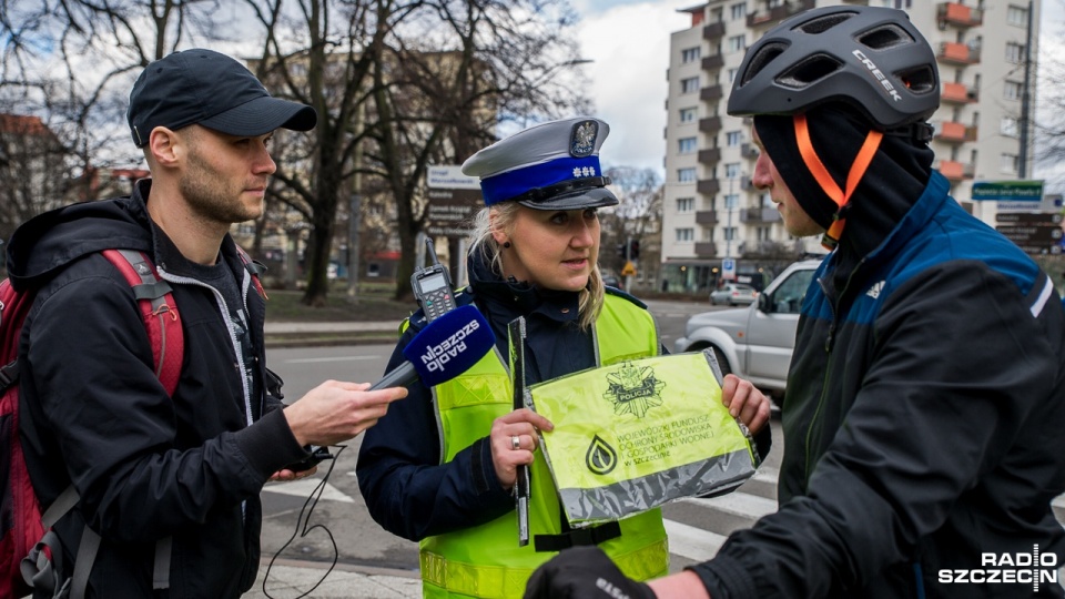 Rowerowy Dzień Wiosny - pod takim hasłem szczecińska drogówka zorganizowała we wtorek akcję przy placu Grunwaldzkim. Fot. Olaf Nowicki [Radio Szczecin]