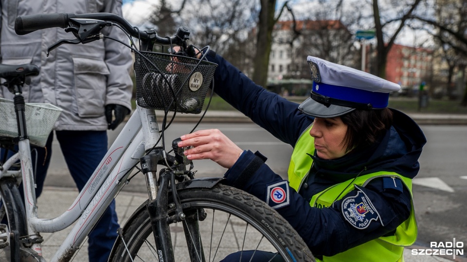 Rowerowy Dzień Wiosny - pod takim hasłem szczecińska drogówka zorganizowała we wtorek akcję przy placu Grunwaldzkim. Fot. Olaf Nowicki [Radio Szczecin]