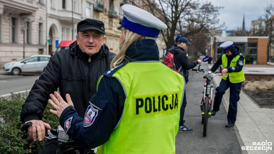 Rowerowy Dzień Wiosny - pod takim hasłem szczecińska drogówka zorganizowała we wtorek akcję przy placu Grunwaldzkim. Fot. Olaf Nowicki [Radio Szczecin]