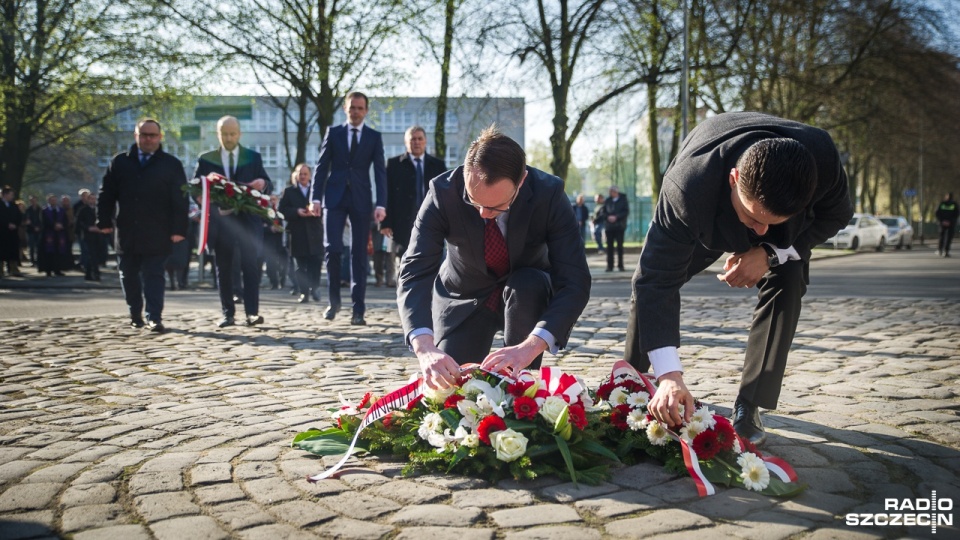 Na rondzie Ofiar Katastrofy Smoleńskiej w Szczecinie, parlamentarzyści i samorządowcy złożyli kwiaty i zapalili znicze. Fot. Olaf Nowicki [Radio Szczecin]