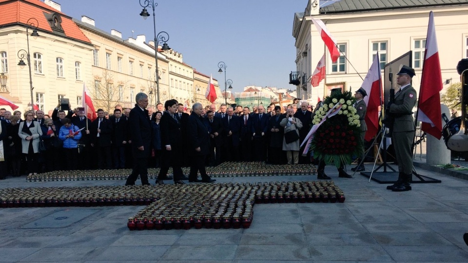 Premier Beata Szydło, prezes Prawa i Sprawiedliwości Jarosław Kaczyński oraz marszałkowie Sejmu i Senatu złożyli kwiaty w hołdzie dla ofiar przed portretem Lecha i Marii Kaczyńskich. Fot. twitter.com/PremierRP