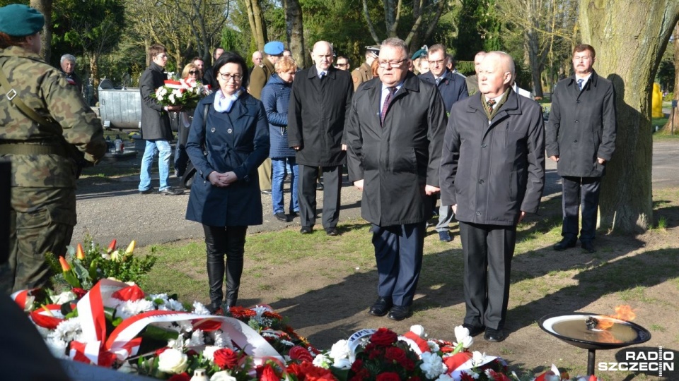 Rocznica katastrofy smoleńskiej w Kołobrzegu, uroczystości przy grobie Sebastiana Karpiniuka. Fot. Przemysław Polanin [Radio Szczecin]