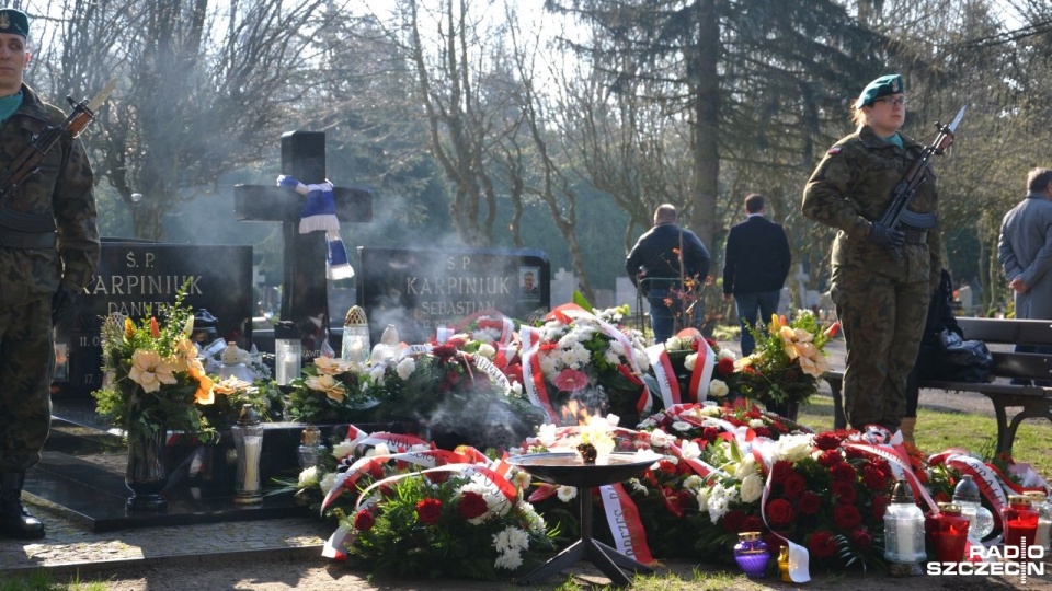 Rocznica katastrofy smoleńskiej w Kołobrzegu, uroczystości przy grobie Sebastiana Karpiniuka. Fot. Przemysław Polanin [Radio Szczecin]