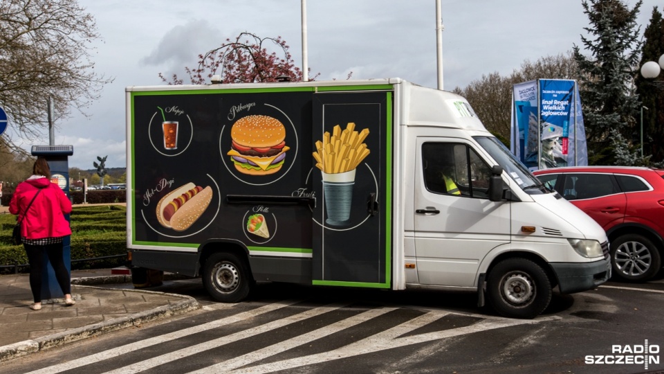 Food truck przy Jasnych Błoniach. Fot. Weronika Łyczywek [Radio Szczecin]