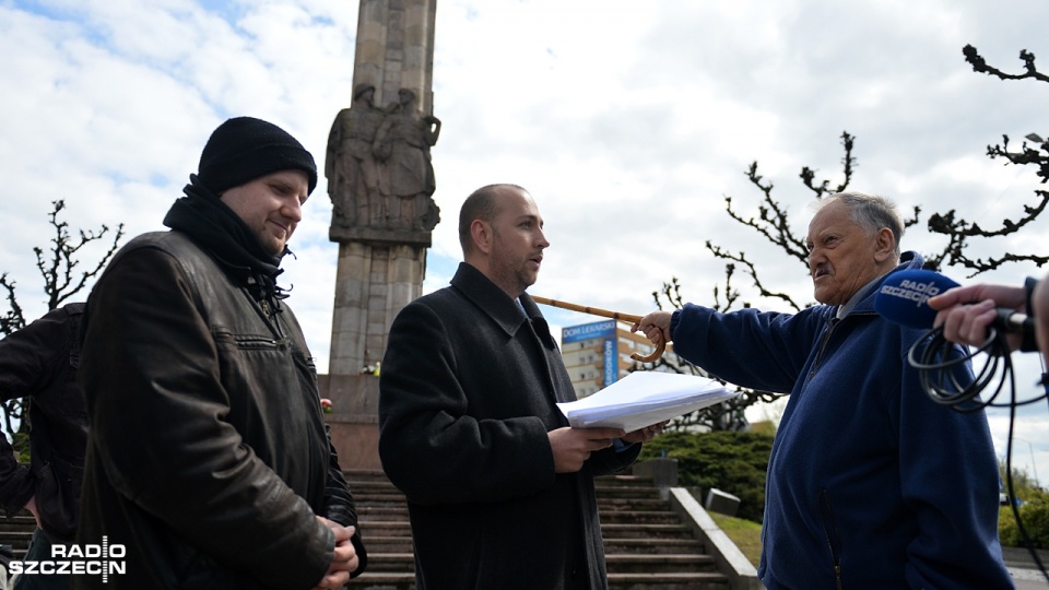 Partia Zmiana: - Zajęto ten niemiecki Szczecin, by potem go wyzwolić z rąk nazistów. Kwiaty i znicze mają upamiętnić poległych żołnierzy Armii Czerwonej i żołnierzy I Armii Wojska Polskiego, która walczyła, by zdobyć Pomorze Zachodnie, zdobyć, wyzwolić, p