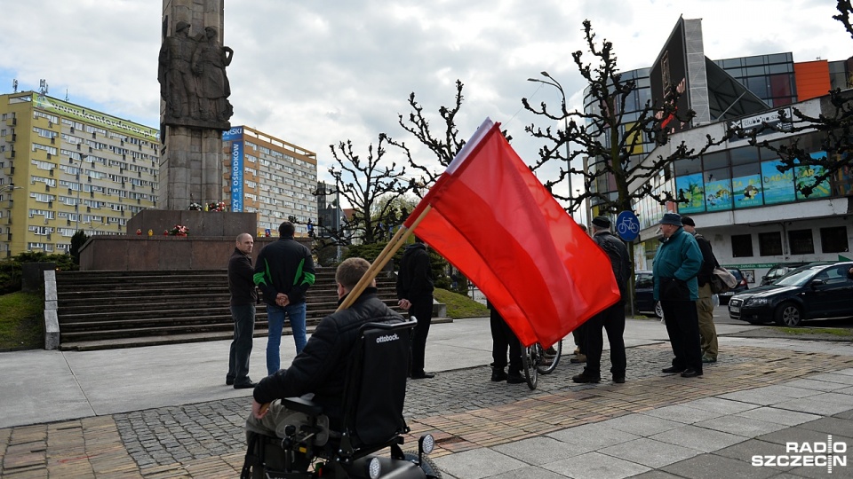 Partia Zmiana: - Zajęto ten niemiecki Szczecin, by potem go wyzwolić z rąk nazistów. Kwiaty i znicze mają upamiętnić poległych żołnierzy Armii Czerwonej i żołnierzy I Armii Wojska Polskiego, która walczyła, by zdobyć Pomorze Zachodnie, zdobyć, wyzwolić, p