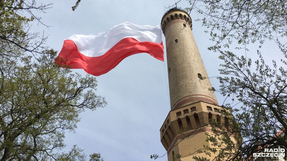 Obchody Dnia Flagi RP przy latarni morskiej rozpoczną się o 11 i potrwają do 14. Jeżeli pogoda dopisze, największa w historii biało-czerwona będzie widoczna z Bałtyku z odległości nawet kilkudziesięciu kilometrów. Fot. Dawid Siwek [Radio Szczecin]