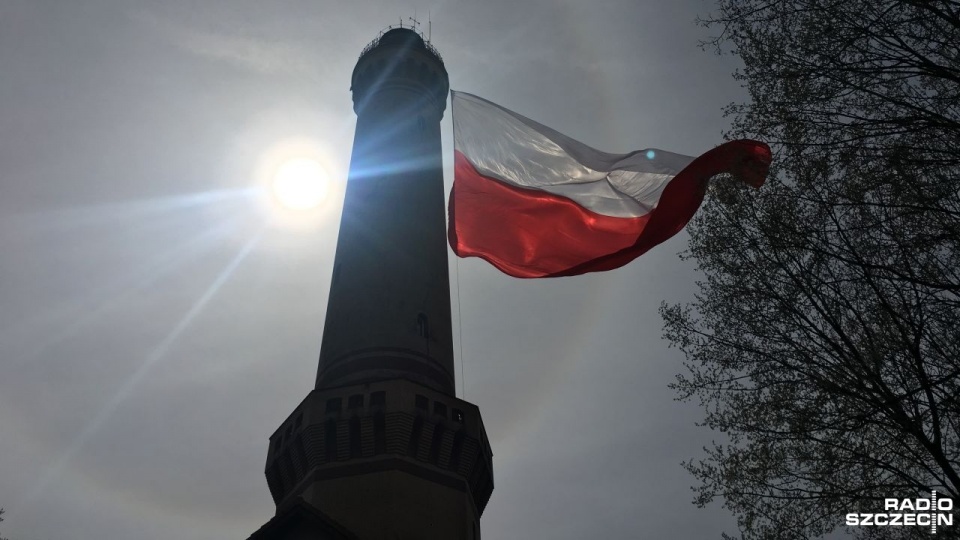 Obchody Dnia Flagi RP przy latarni morskiej rozpoczną się o 11 i potrwają do 14. Jeżeli pogoda dopisze, największa w historii biało-czerwona będzie widoczna z Bałtyku z odległości nawet kilkudziesięciu kilometrów. Fot. Dawid Siwek [Radio Szczecin]