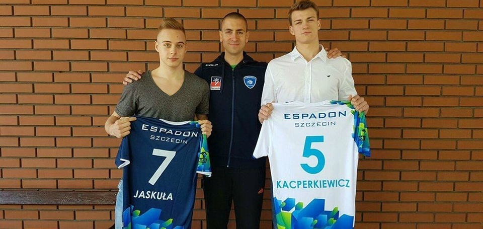 Kontrakty ze szczecińskim klubem podpisali dwaj utalentowani: 19-latkowie Marcin Jaskuła i Adrian Kacperkiewicz. Fot. volleyespadon.pl
