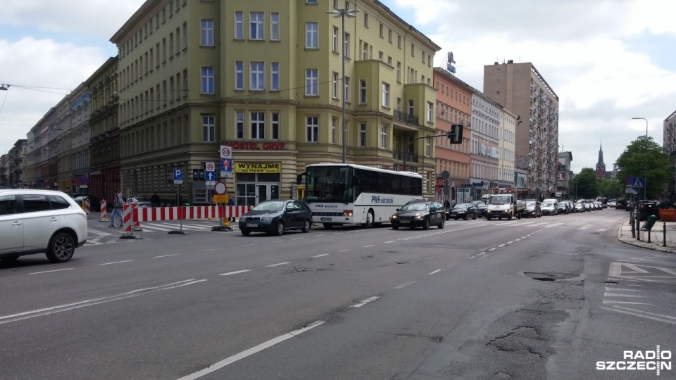 Spore korki utworzyły się piątek po południu w centrum Szczecin. To w związku z rozpoczynającą się przebudową ulicy Jagiellońskiej. Fot. Marek Borowiec [Radio Szczecin]