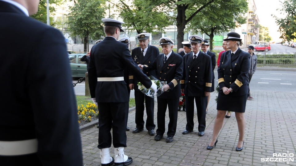 Złożenie kwiatów pod siedzibą pierwszej Państwowej Szkoły Morskiej. Fot. Weronika Łyczywek [Radio Szczecin]