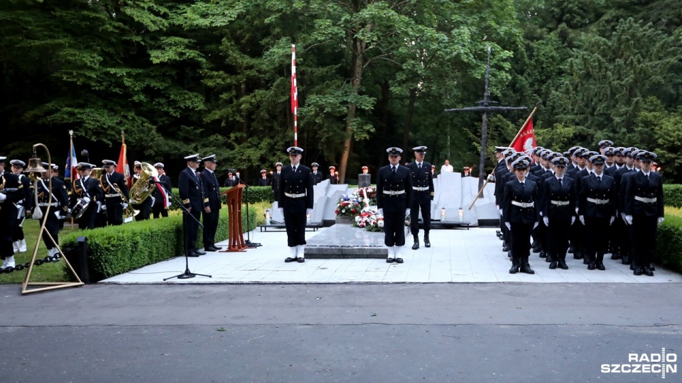 Obchody jubileuszu 70-lecia Szkolnictwa Morskiego na Pomorzu Zachodnim. Uroczystości na Cmentarzu Centralnym. Fot. Weronika Łyczywek [Radio Szczecin]