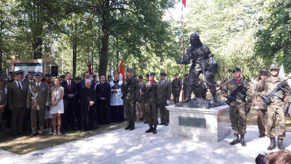 Pomnik "Inki" w miejscowości Gruszki koło Narewki na Podlasiu. Fot. www.twitter.com/minsrodowiska