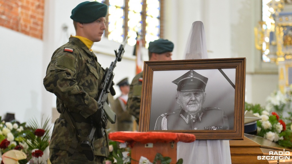 Uroczystości pogrzebowe pułkownika Andrzeja Kiszki ps. "Dąb". Fot. Łukasz Szełemej [Radio Szczecin]