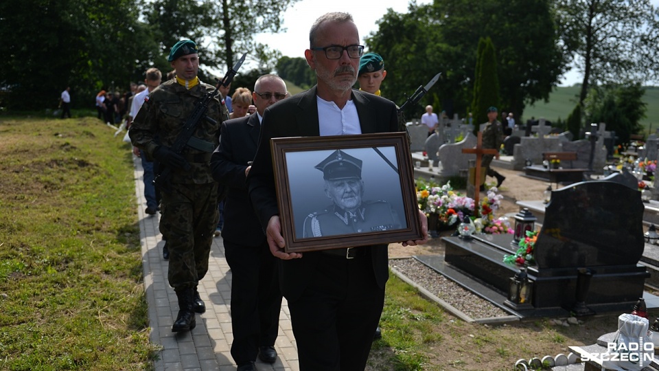 Uroczystości pogrzebowe pułkownika Andrzeja Kiszki ps. "Dąb". Fot. Łukasz Szełemej [Radio Szczecin]